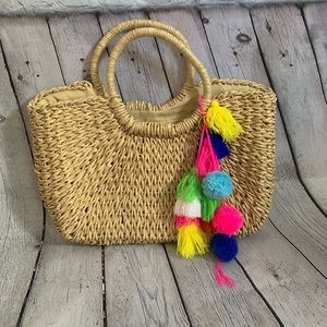Straw bag with pompoms